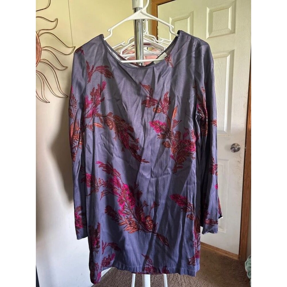 Leith size large gorgeous satin feel blouse